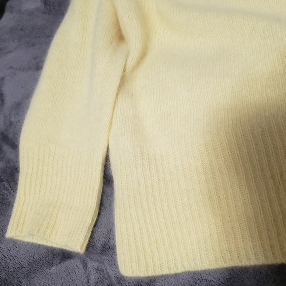 Beautiful Yellow Wool Angora I V-neck Sweater - Picture 6 of 12